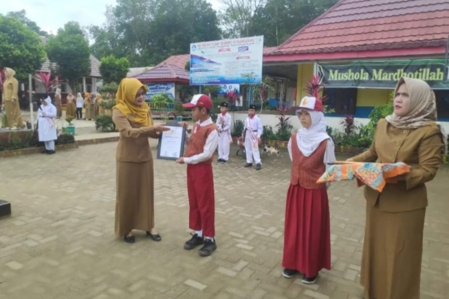 Juara Lomba Reporter, Siswa Diberikan Piagam oleh SDN 12 Talang Kelapa