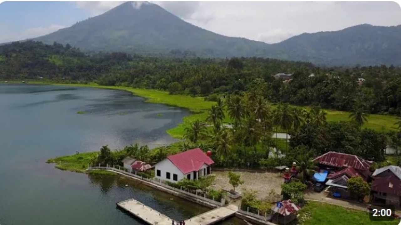 Pesona Tersembunyi Lampung Barat, Keindahan Lumbok & Danau Ranau yang Bikin Jatuh Hati!