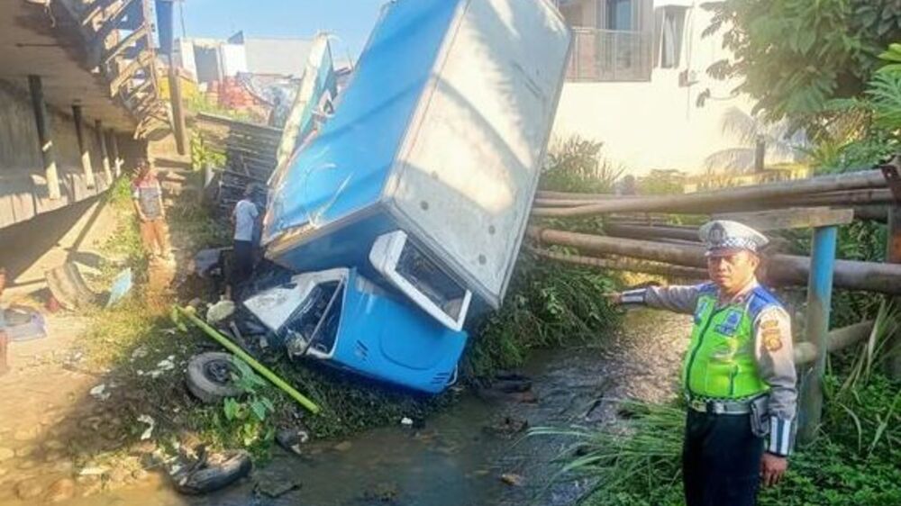 Truk Box Muatan Wortel Terguling di Jalintim Palembang-Betung, Hindari Tabrakan Lawan Arus