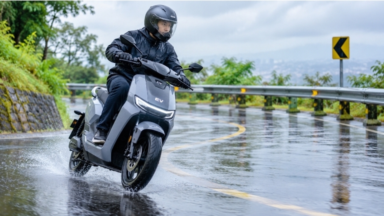 7 Teknik Mengendarai Motor Listrik Saat Trek Basah agar Tetap Stabil