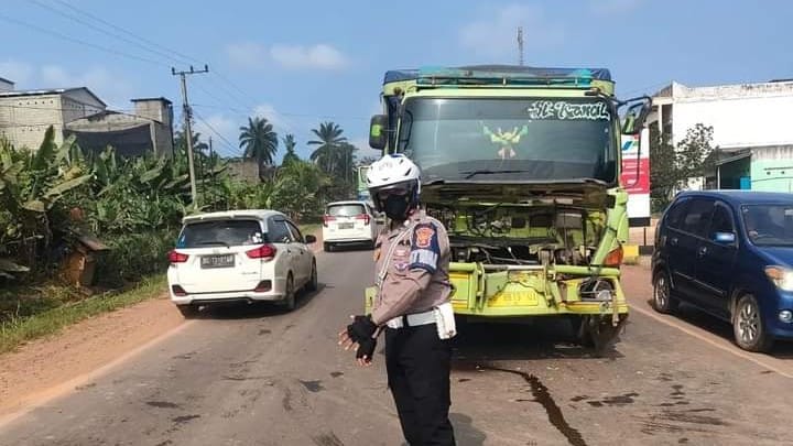 Sopir Mengantuk, Truk Seruduk Kendaraan Didepannya