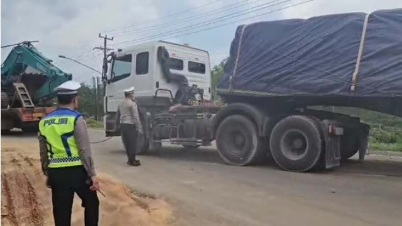 Setelah 22 Jam Terperosok, Truk Trailer di Jalintim Banyuasin Akhirnya Berhasil Dievakuasi