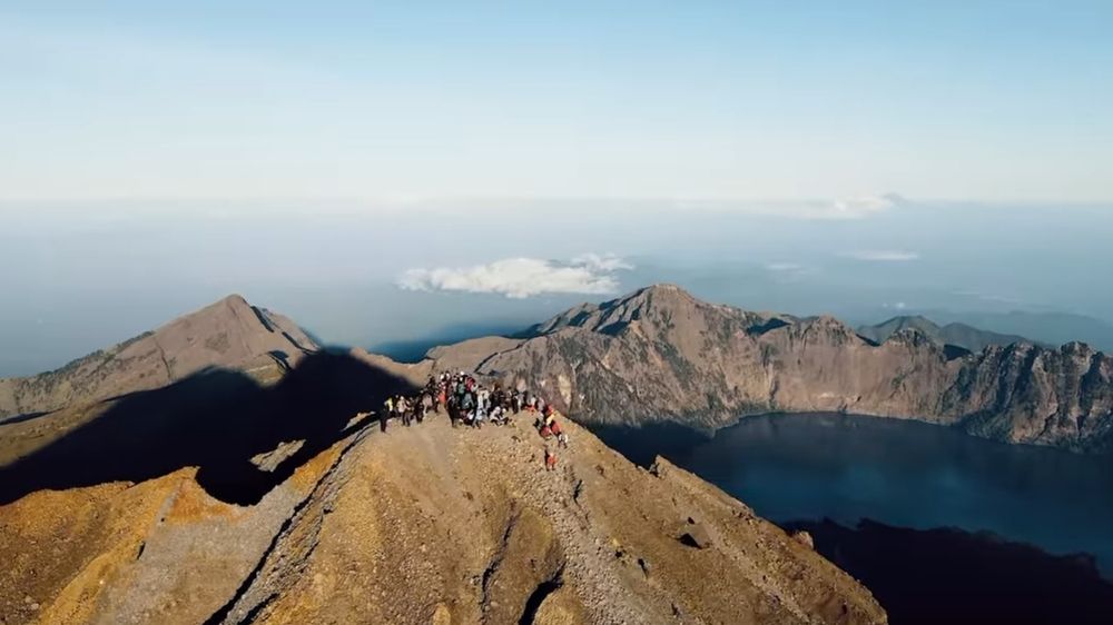 Eksplorasi Keindahan dan Tantangan di Puncak Langit Indonesia 6 Gunung Tertinggi di Nusantara