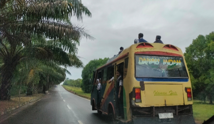 Minimnya Angkutan Umum, Pelajar di Banyuasin Nekat Duduk di Atap Bus