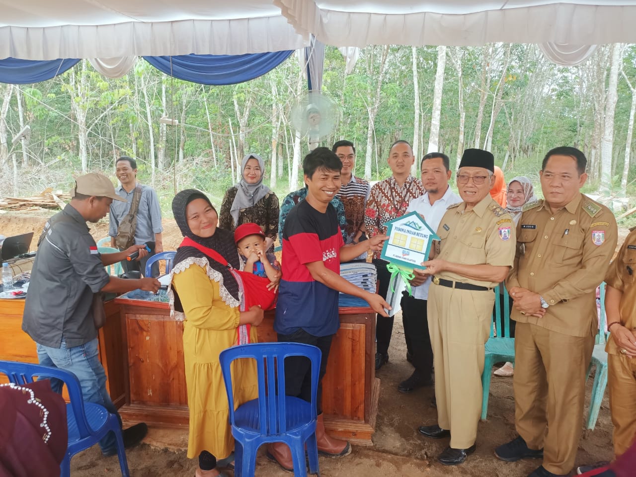 Penuhi Kebutuhan Rumah MBR, Wabup Bagikan Kunci Rumah Secara Simbolis