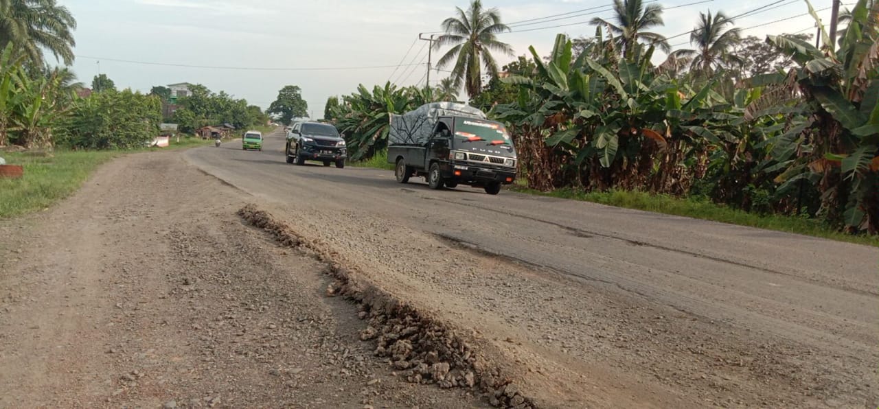 Warga Tuding Kontraktor tak Profesional, Perbaikan Jalintim Timbulkan Debu Pekat