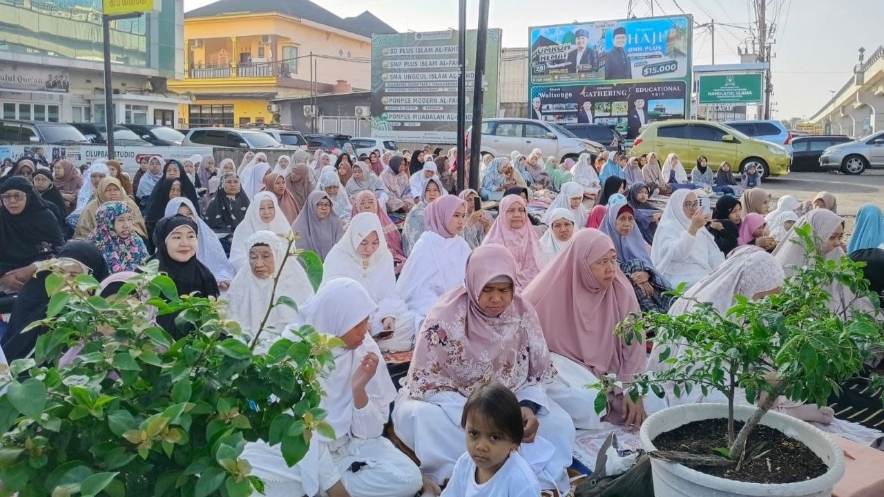 Ratusan Jemaah Masjid Al-Mustanir Rayakan Idulfitri Lebih Awal dengan Khusyuk