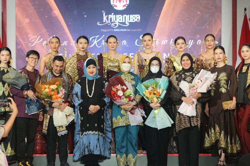 Feby Deru Percaya Diri Tampilkan Busana Khas Sumsel Pada Fashion Show Diajang Kriya Nusa 2022