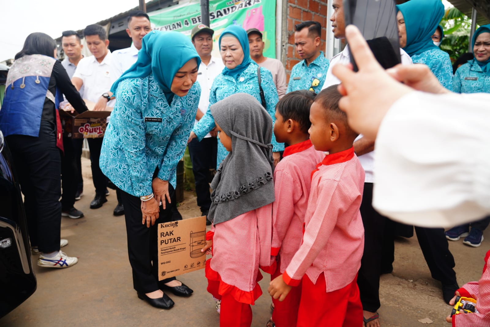 Bagikan Sembako, Feby Deru Berbagi Kebahagiaan dengan Warga Talang Kepuh