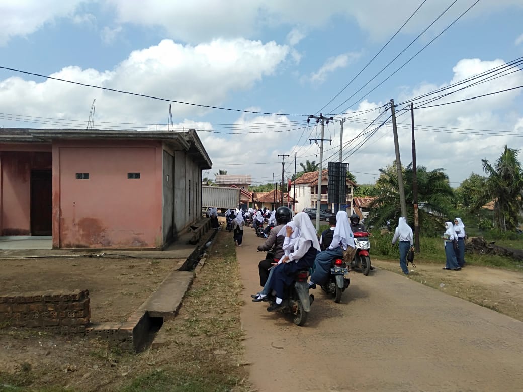 Tak Hiraukan Keselamatan, Ratusan Siswa Berhamburan Pulang Sekolah