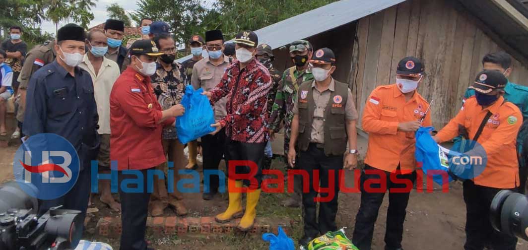 Ringankan Beban Masyarakat, Bupati Askolani Bantu Dana Pribadi Rp 20 Juta