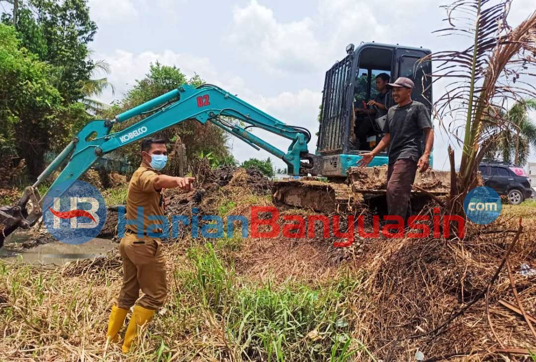 Saluran Parit di Empat RT Kelurahan Mariana Dikeruk