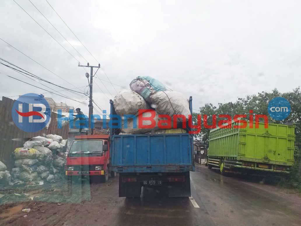 Truk Bongkar Muat Rongsokan Biang Macet