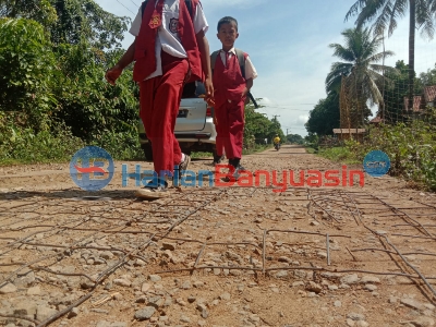 Jalan Manggus Penuh Ranjau, Warga Minta Segera Diaspal