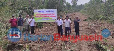 Kades Tinjau Pembuatan TPU Kenten Laut Seberang