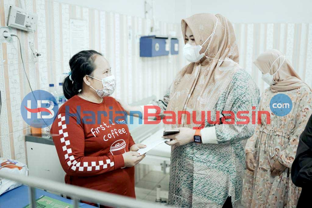 Kunjungi Qatrunanda, Bayi Penderita Pembekakan Saluran Empedu, Ketua TP PKK Kabupaten Banyuasin Beri Bantuan