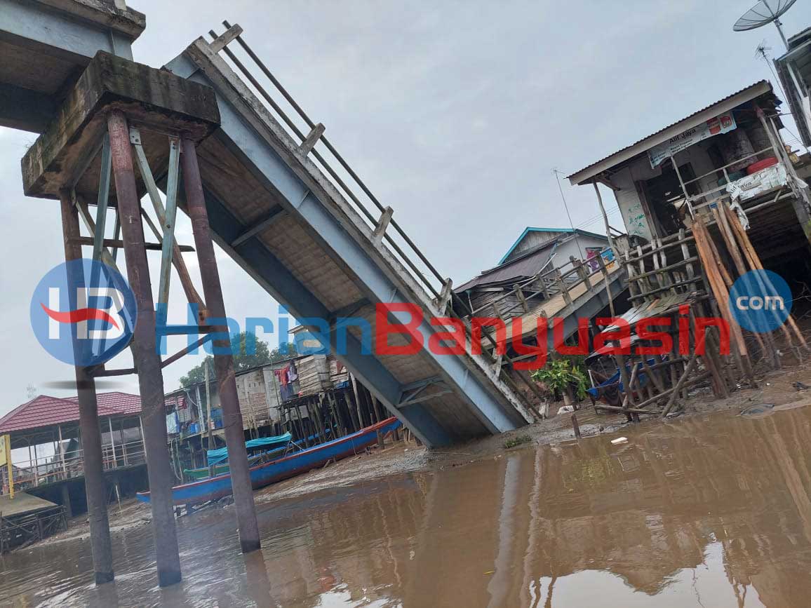 Perlu Dana Rp 1.2 M Perbaiki Jembatan Penghubung Kelurahan Makarti Jaya yang Ambruk