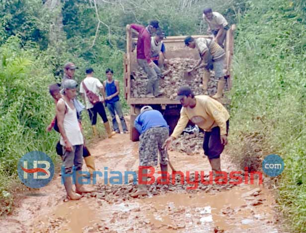 Tak Ada Respons Pemerintah, Warga Swadaya Perbaiki Jalan