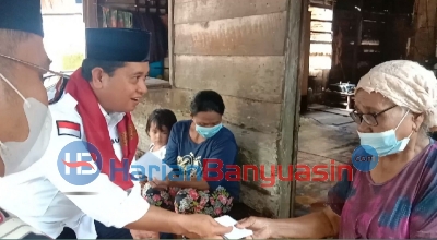 Nenek Sona Menangis Haru Terima Bedah Rumah