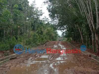 Jalan Rusak Parah, Warga Ngadu ke Bupati