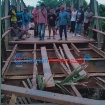 Kayu Lantai dan Besi Penyangga Jembatan di Tanah Kering Banyuasin Patah