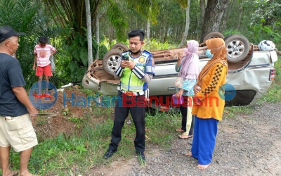 Penumpang Syok, Mobil Tabrak Pohon hingga Terbalik