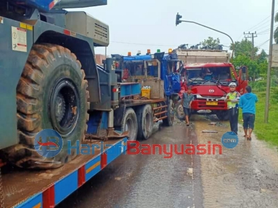 Jalan Licin, Trailer Tabrak Fuso Depan Kantor Camat Betung