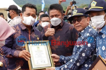 Bupati Terima Tanda Kehormatan Adhi Bhakti Tani Nelayan Pratama