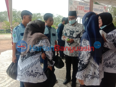 Peduli Sesama, SMAN 1 Banyuasin III Bagi-Bagi Sembako