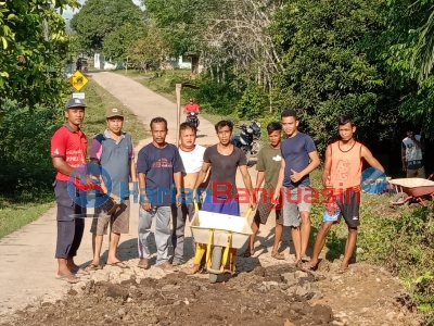 Warga Manggus Gotong Royong Tambal Kerusakan Jalan