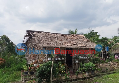 Erniati, Guru yang Hidup Menumpang di Tanah Yayasan