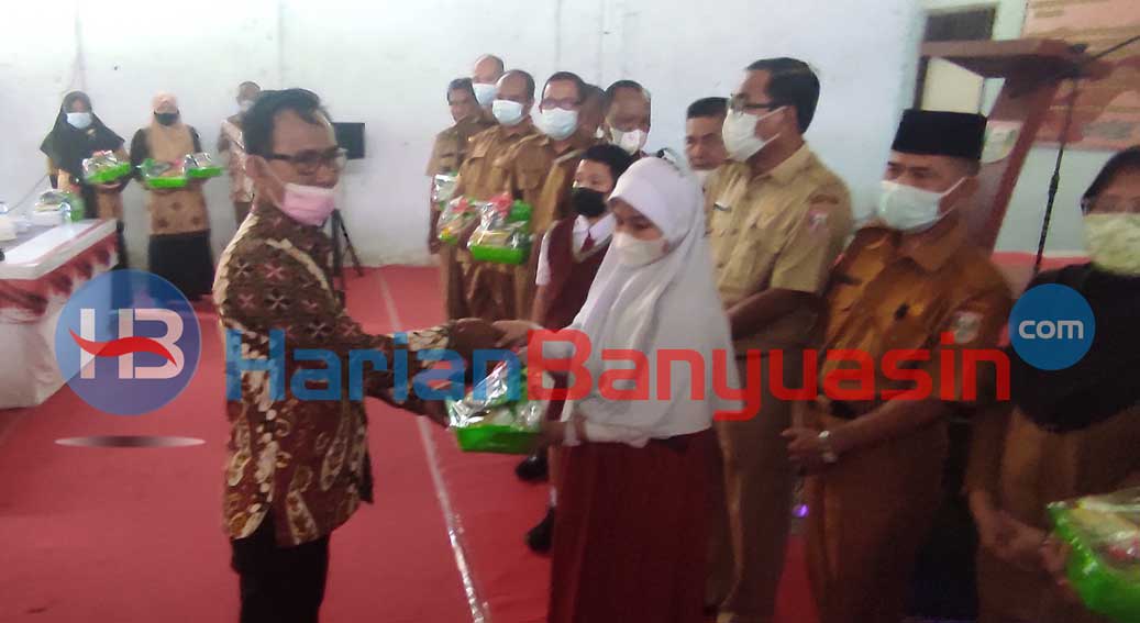 LPM Sriwijaya Salurkan Bantuan 2.647 Siswa