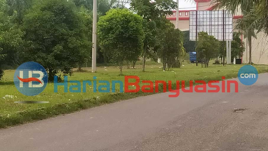 Sampah Berserakan di Jalan Lingkar Pemkab Banyuasin