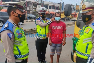 Atur Lalu Lintas, Satlantas Polres Banyuasin Ingatkan Warga yang Tidak Pakai Masker