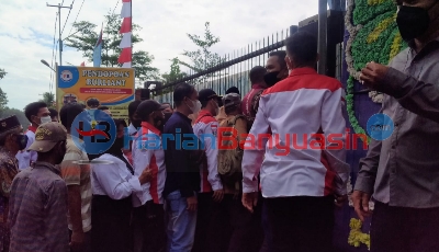 Pagar Ditutup dan Tidak Teratur, Pelantikan Pilkades Menuai Kritikan Masyarakat