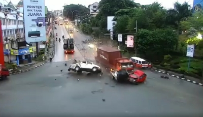 Detik-detik Truk Kontainer Sapu Pengendara di Lampu Merah, Tewaskan 21 Orang