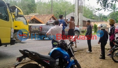 Diduga Tabrak Motor Sedang Parkir, Sopir Truk Nyaris Jadi Bulan-bulan Warga