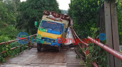 Truk Terperosok Diatas Jembatan Tanah Kering, Masyarakat Harapkan Perhatian Pemerintah