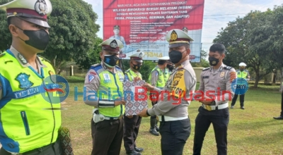 Personel Berprestasi Terima Reward