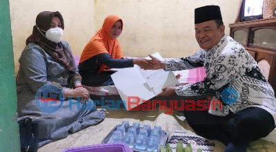 PGRI Serahkan Bantuan Pada Guru yang Mengalami Kecelakaan