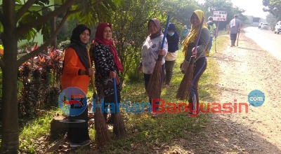 Jumat Bersih Kepala Desa Sembawa Mulya Ajak Perangkat Desa Gotong Royong