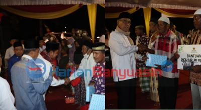 Bupati Banyuasin Bagikan 300 Lembar Kain Sarung CSR Bank Sumsel Babel