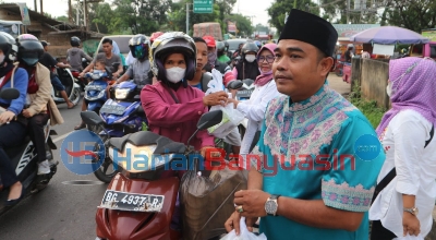 Hari Kartini DPC PKB Banyuasin Bagi-bagi Takjil Kepada Pengendara