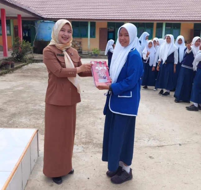 Peserta Didik SMPN 1 Selat Penuguaan Terima Bantuan Buku dari Bupati Banyuasin