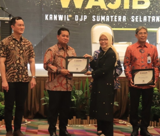 Taat Pajak, Bupati Banyuasin Terima Penghargaan Anugerah Pajak Daerah Tahun 2022