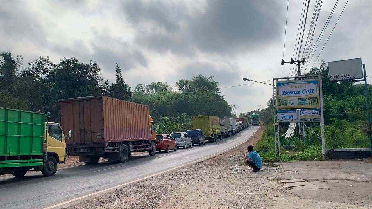 Perjalanan ke Palembang Jadi Berjam-jam, Pengendara Keluhkan Macet Panjang di Jalintim Banyuasin