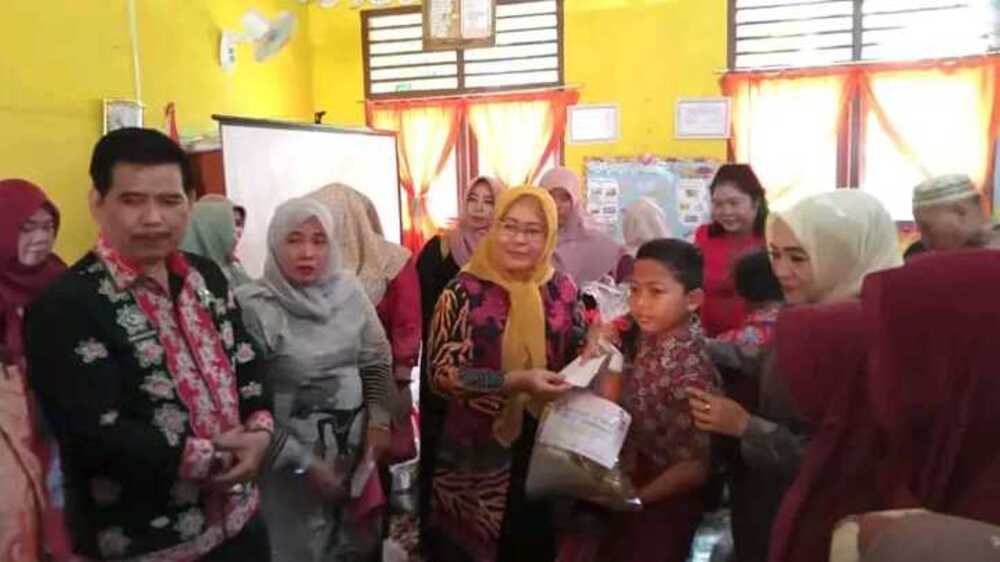 Ramadhan Berbagi Berkah, DWP Disdikbud Banyuasin Salurkan Paket Ramadhan untuk Pelajar