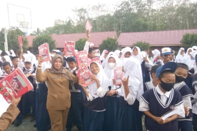 Giliran Siswa di Sekolah Ini Terima Buku Tulis Gratis