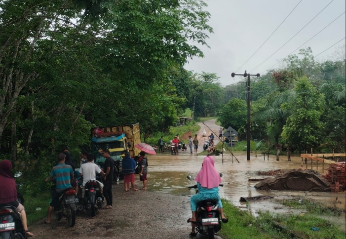 Ruas Jalan Ini Terendam Banjir, Pelajar Terlambat