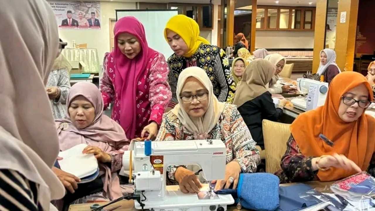 DWP Banyuasin Ikuti Pelatihan Pembuatan Pouch Batik Banyuasin